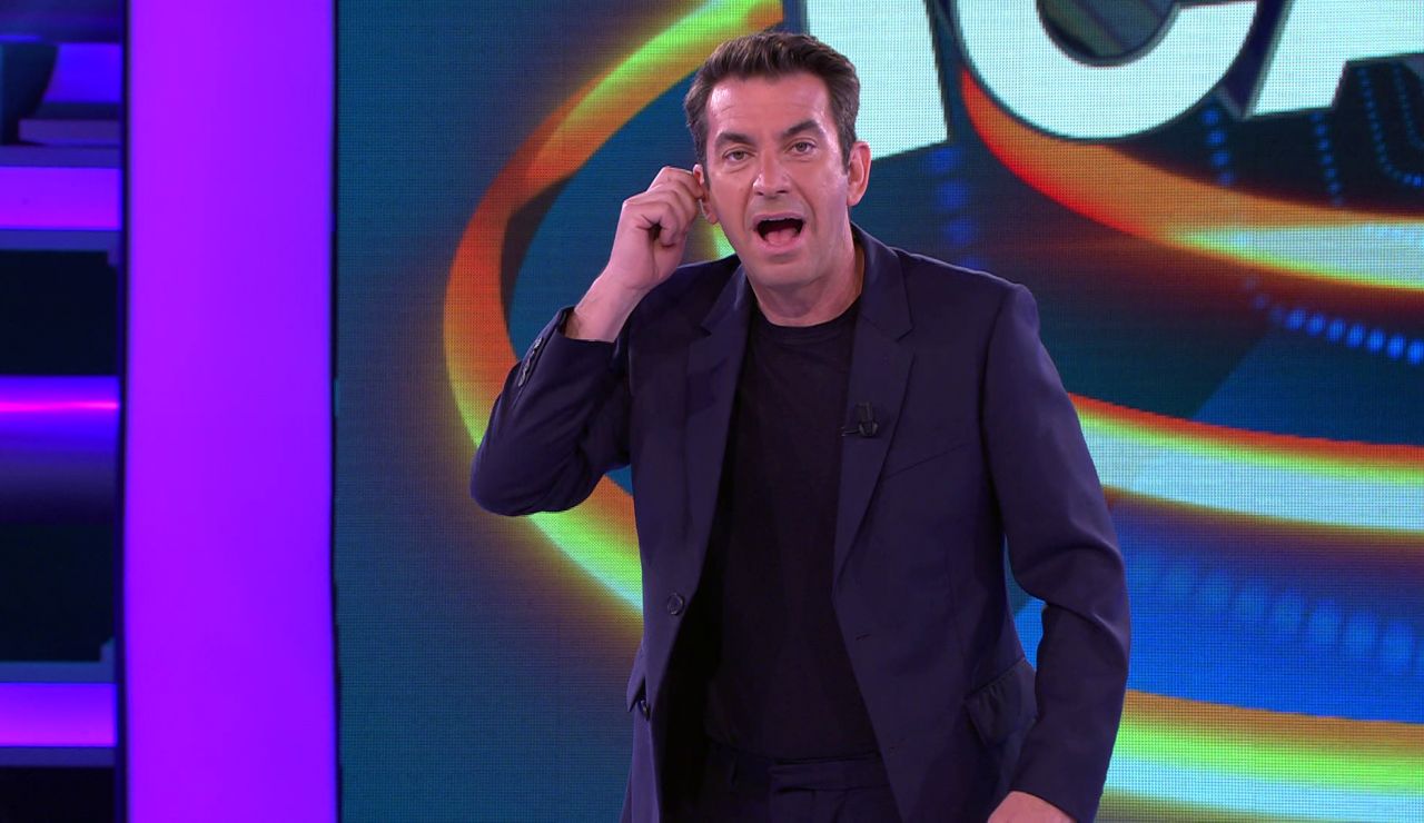 ¡Menudo lapsus! Arturo Valls, con el pinganillo equivocado, protagoniza una confusa presentación de ‘¡Ahora caigo!’ ¡Menudo lapsus! Arturo Valls, con el pinganillo equivocado, protagoniza una confusa presentación de ‘¡Ahora caigo!’