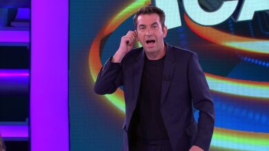 El hilarante lapsus de Arturo Valls en '¡Ahora caigo!' tras coger el pinganillo... ¡de Roberto Leal!