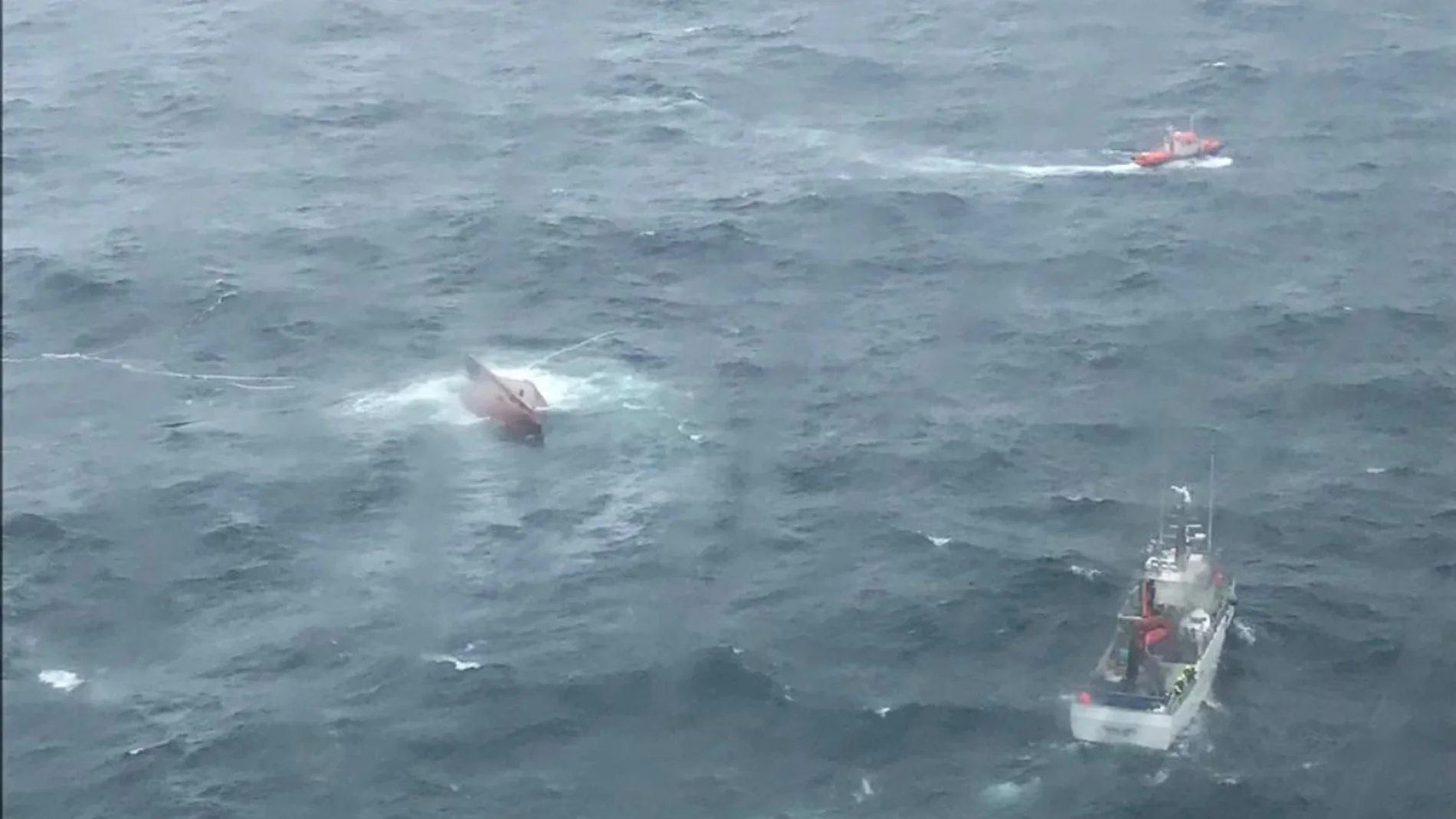 Muere 1 de los 9 tripulantes rescatados en el naufragio ocurrido en la costa gallega, hay un marinero desparecido