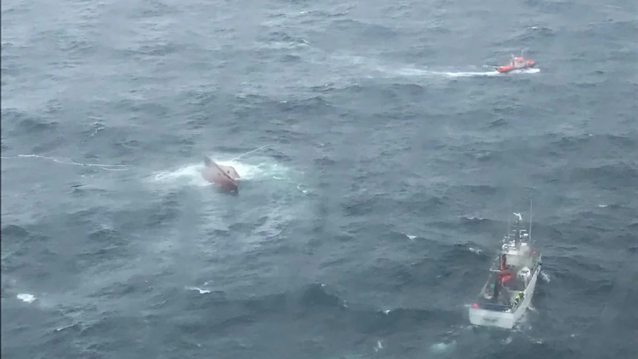 Muere 1 de los 9 tripulantes rescatados en el naufragio ocurrido en la costa gallega, hay un marinero desparecido Muere 1 de los 9 tripulantes rescatados en el naufragio ocurrido en la costa gallega, hay un marinero desparecido