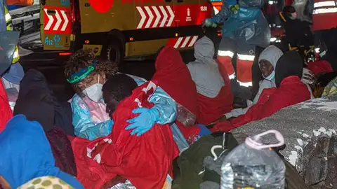 Dos mujeres y un hombre han muerto tras volcar una patera en Lanzarote Dos mujeres y un hombre han muerto tras volcar una patera en Lanzarote