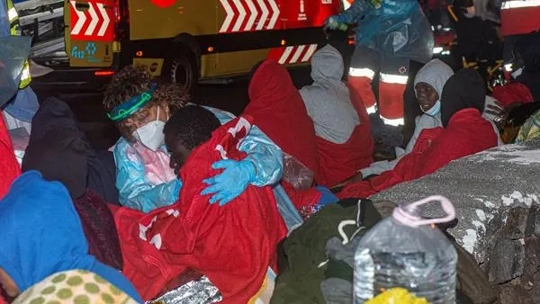 Dos mujeres y un hombre han muerto tras volcar una patera en Lanzarote Dos mujeres y un hombre han muerto tras volcar una patera en Lanzarote