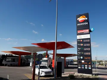 Varios conductores repostan sus vehículos en una gasolinera en Madrid Varios conductores repostan sus vehículos en una gasolinera en Madrid