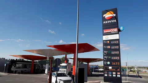Varios conductores repostan sus vehículos en una gasolinera en Madrid Varios conductores repostan sus vehículos en una gasolinera en Madrid