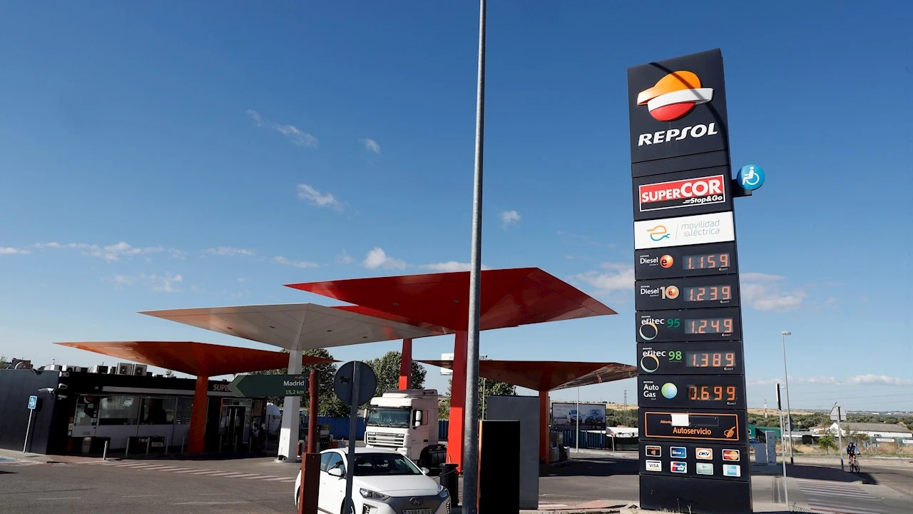 Varios conductores repostan sus vehículos en una gasolinera en Madrid Varios conductores repostan sus vehículos en una gasolinera en Madrid
