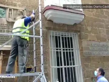 Kichi retira una placa en honor al escritor Jose María Pemán, en el marco de las políticas de Memoria Histórica Kichi retira una placa en honor al escritor Jose María Pemán, en el marco de las políticas de Memoria Histórica