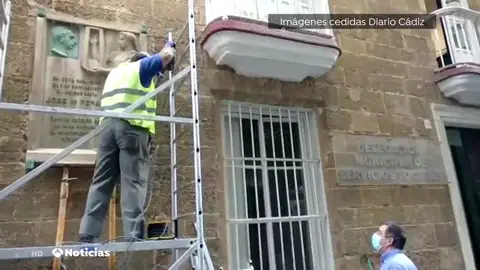 Kichi retira una placa en honor al escritor Jose María Pemán, en el marco de las políticas de Memoria Histórica Kichi retira una placa en honor al escritor Jose María Pemán, en el marco de las políticas de Memoria Histórica