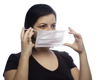 Mujer quitándose la mascarilla Mujer quitándose la mascarilla