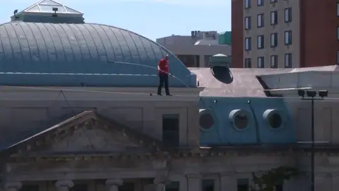 Nik Wallenda firma la caminata más larga sobre una cuerda floja en Nueva York Nik Wallenda firma la caminata más larga sobre una cuerda floja en Nueva York