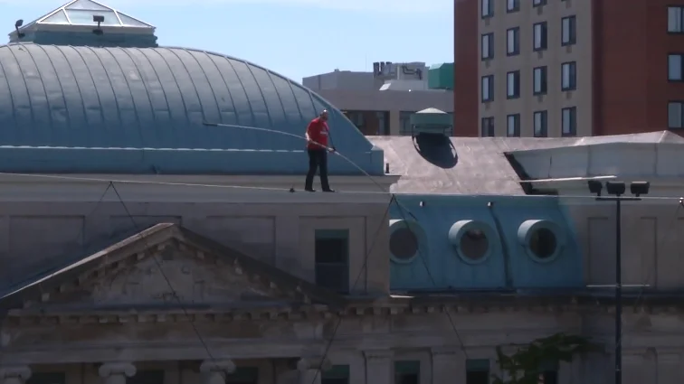 Nik Wallenda firma la caminata más larga sobre una cuerda floja en Nueva York Nik Wallenda firma la caminata más larga sobre una cuerda floja en Nueva York