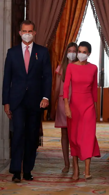 La reina Letizia apuesta por el fucsia La reina Letizia apuesta por el fucsia