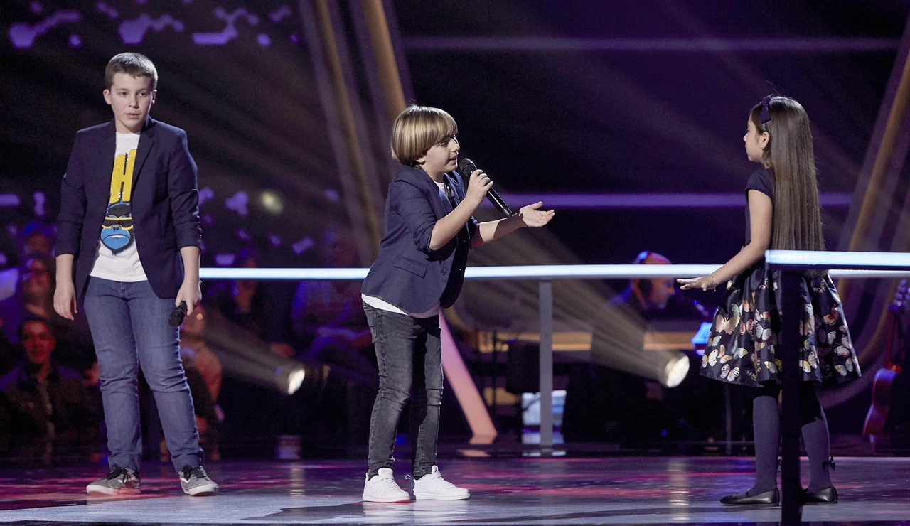 Santiago, Jesús y Alison cantan 'A puro dolor' en las Batallas de 'La Voz Kids'