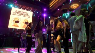 Unos j&oacute;venes bailan en una discoteca