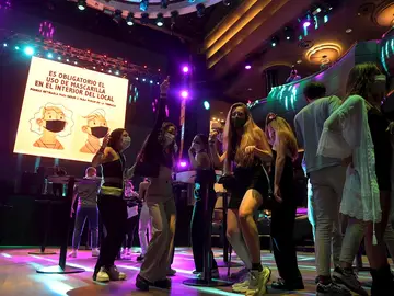 Unos jóvenes bailan en una discoteca Unos jóvenes bailan en una discoteca