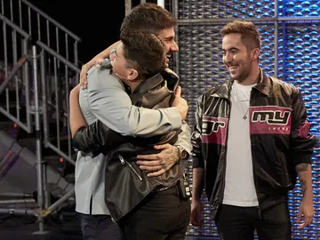 Melendi roba a Dayron Jiménez del 'Equipo Bisbal' en las Batallas de 'La Voz Kids' Melendi roba a Dayron Jiménez del 'Equipo Bisbal' en las Batallas de 'La Voz Kids'