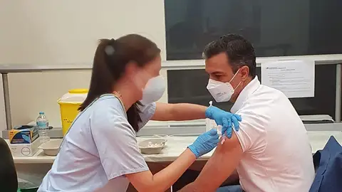 Pedro Sánchez recibe la vacuna contra el coronavirus Pedro Sánchez recibe la vacuna contra el coronavirus