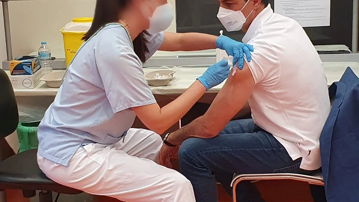 Pedro S&aacute;nchez recibe la vacuna contra el coronavirus