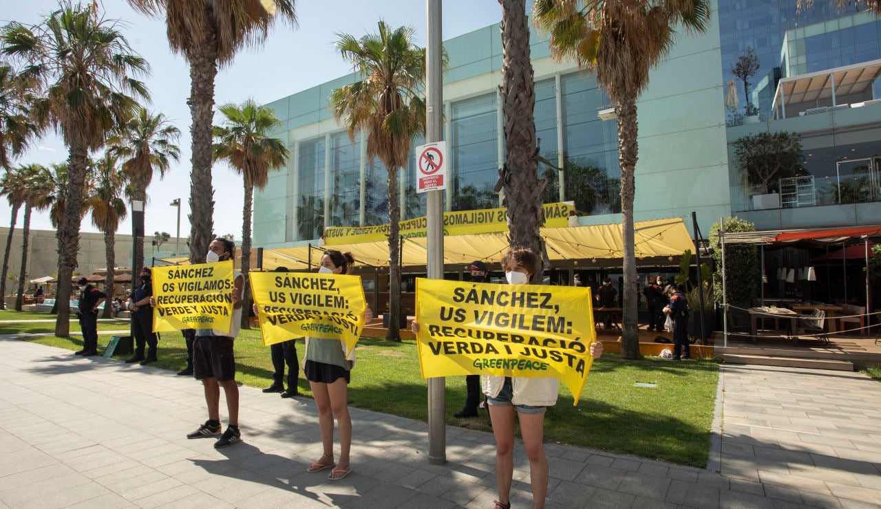 Activistas de Greenpeace protestan ante Pedro Sánchez al que piden una recuperación económica "verde y justa" Activistas de Greenpeace protestan ante Pedro Sánchez al que piden una recuperación económica "verde y justa"