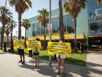 Activistas de Greenpeace protestan ante Pedro Sánchez al que piden una recuperación económica "verde y justa"