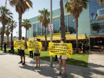 Activistas de Greenpeace protestan ante Pedro Sánchez al que piden una recuperación económica "verde y justa" Activistas de Greenpeace protestan ante Pedro Sánchez al que piden una recuperación económica "verde y justa"
