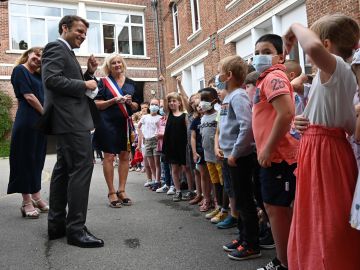 La incómoda pregunta de un niño a Macron: "¿Qué tal la torta que te dieron?"
