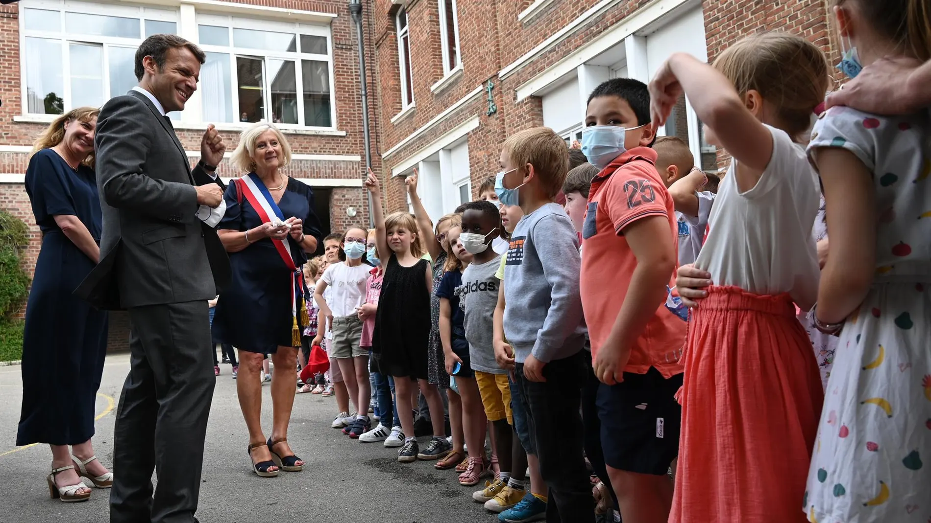 La incómoda pregunta de un niño a Macron: &quot;¿Qué tal la torta que te dieron?&quot;