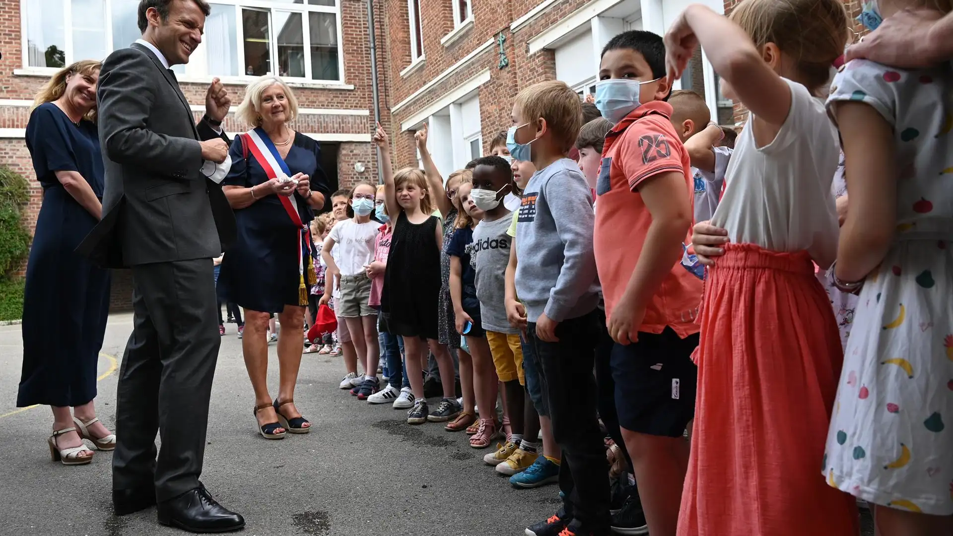 La incómoda pregunta de un niño a Macron: "¿Qué tal la torta que te dieron?" La incómoda pregunta de un niño a Macron: "¿Qué tal la torta que te dieron?"