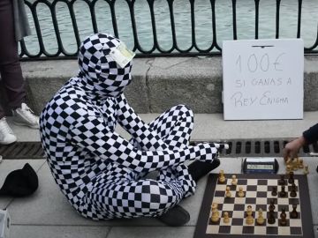 Rey Enigma, el misterioso ajedrecista anónimo que te da 100 euros si le ganas una partida en Madrid