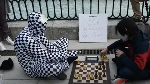 Rey Enigma, el misterioso ajedrecista anónimo que te da 100 euros si le ganas una partida en Madrid Rey Enigma, el misterioso ajedrecista anónimo que te da 100 euros si le ganas una partida en Madrid