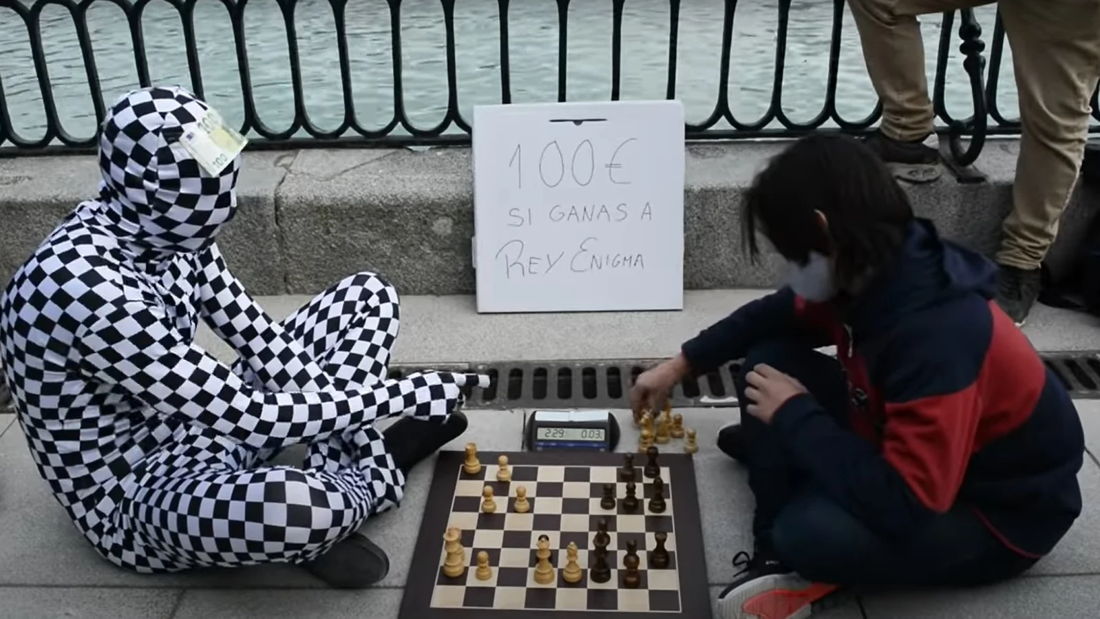Rey Enigma, el misterioso ajedrecista anónimo que te da 100 euros si le ganas una partida en Madrid Rey Enigma, el misterioso ajedrecista anónimo que te da 100 euros si le ganas una partida en Madrid