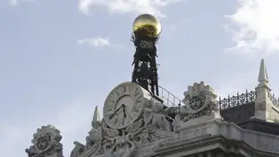 Reloj en la fachada de la sede del Banco de España Reloj en la fachada de la sede del Banco de España