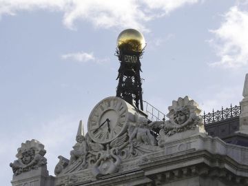 Reloj en la fachada de la sede del Banco de España