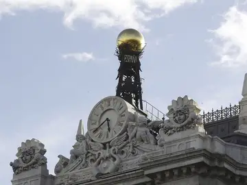 Reloj en la fachada de la sede del Banco de España Reloj en la fachada de la sede del Banco de España