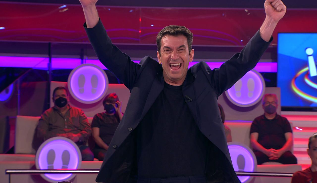 ¡Imposible contenerse! El apellido de un concursante desata hasta cinco bromas de Arturo Valls en ‘¡Ahora caigo!’ ¡Imposible contenerse! El apellido de un concursante desata hasta cinco bromas de Arturo Valls en ‘¡Ahora caigo!’