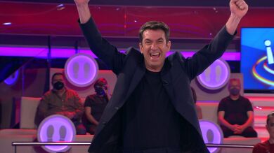 ¡Imposible contenerse! El apellido de un concursante desata hasta cinco bromas de Arturo Valls en ‘¡Ahora caigo!’