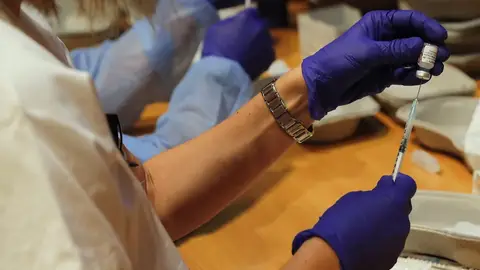 Imagen de una sanitaria con una dosis de la vacuna Imagen de una sanitaria con una dosis de la vacuna