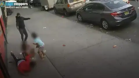 Un hombre dispara a otro a bocajarro y a plena luz del día en el Bronx con dos niños de por medio Un hombre dispara a otro a bocajarro y a plena luz del día en el Bronx con dos niños de por medio