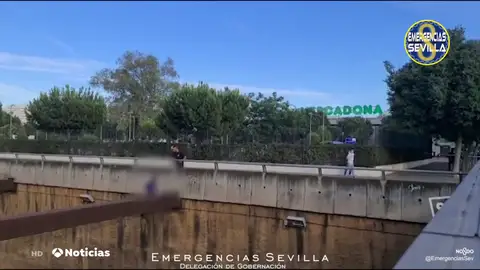 Un bombero de Sevilla consigue evitar que un hombre salte al vacío Un bombero de Sevilla consigue evitar que un hombre salte al vacío