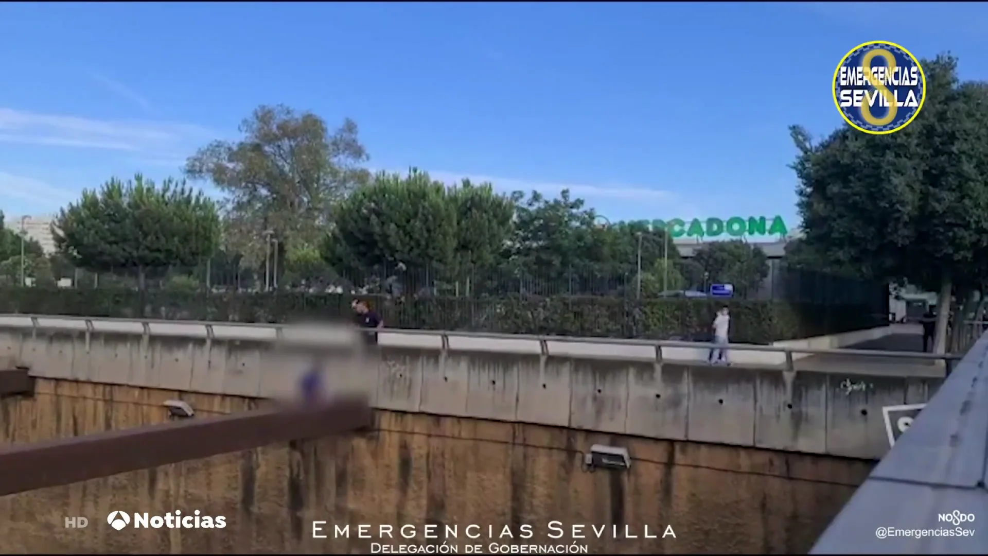Un bombero de Sevilla consigue evitar que un hombre salte al vac&iacute;o