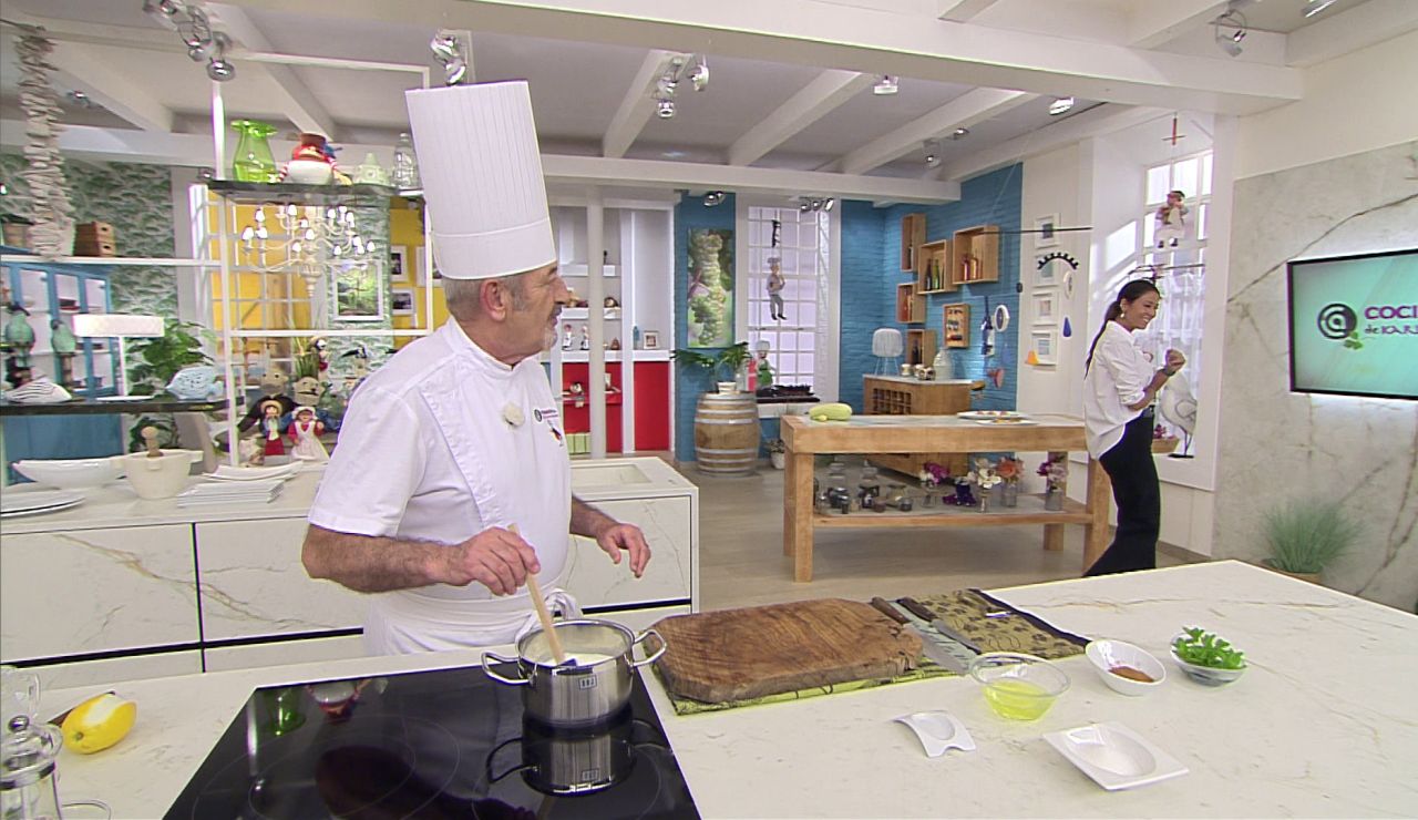 ¡Concentración absoluta! Ainhoa le da un terrible susto a Karlos Arguiñano mientras cocina ¡Concentración absoluta! Ainhoa le da un terrible susto a Karlos Arguiñano mientras cocina