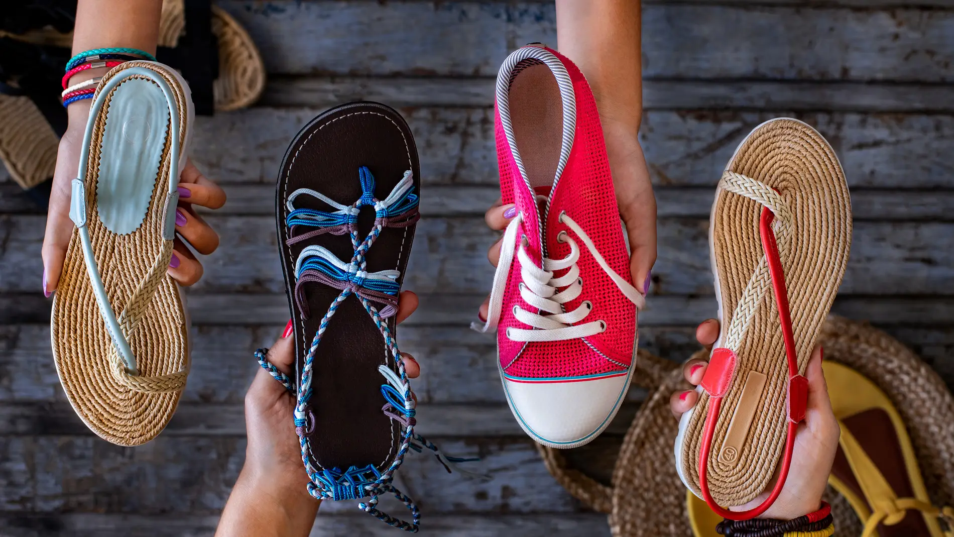 Las sandalias que vienen pisando fuerte este verano: Cristina Pedroche, Paula Echevarría y Sara Carbonero ya las lucen
