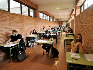 Más de 250.000 profesores se presentan a las oposiciones para obtener una plaza en Secundaria o Bachillerato Más de 250.000 profesores se presentan a las oposiciones para obtener una plaza en Secundaria o Bachillerato