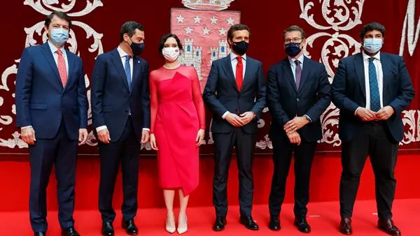 Isabel Díaz Ayuso acompañada de Pablo Casado y el resto de barones del PP Isabel Díaz Ayuso acompañada de Pablo Casado y el resto de barones del PP