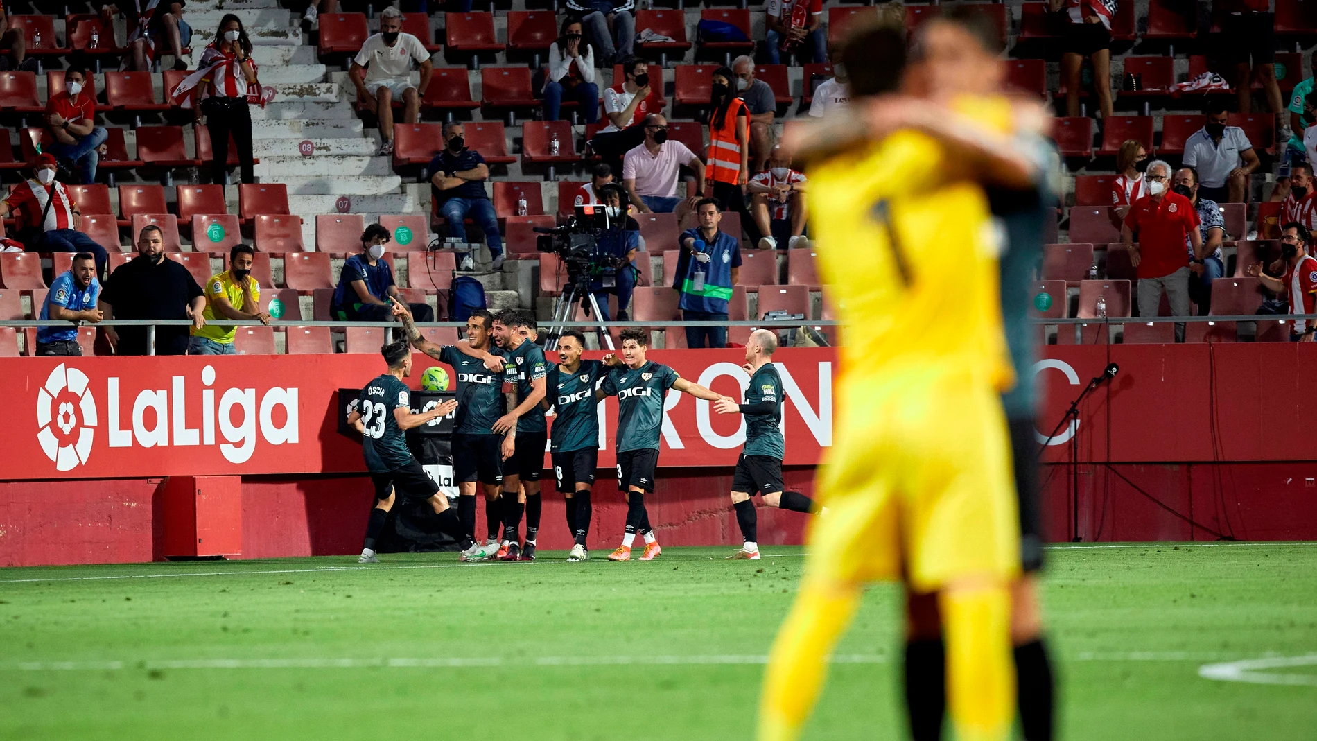 El Rayo Vallecano remonta la eliminatoria al Girona y asciende a la Liga Santander dos años después