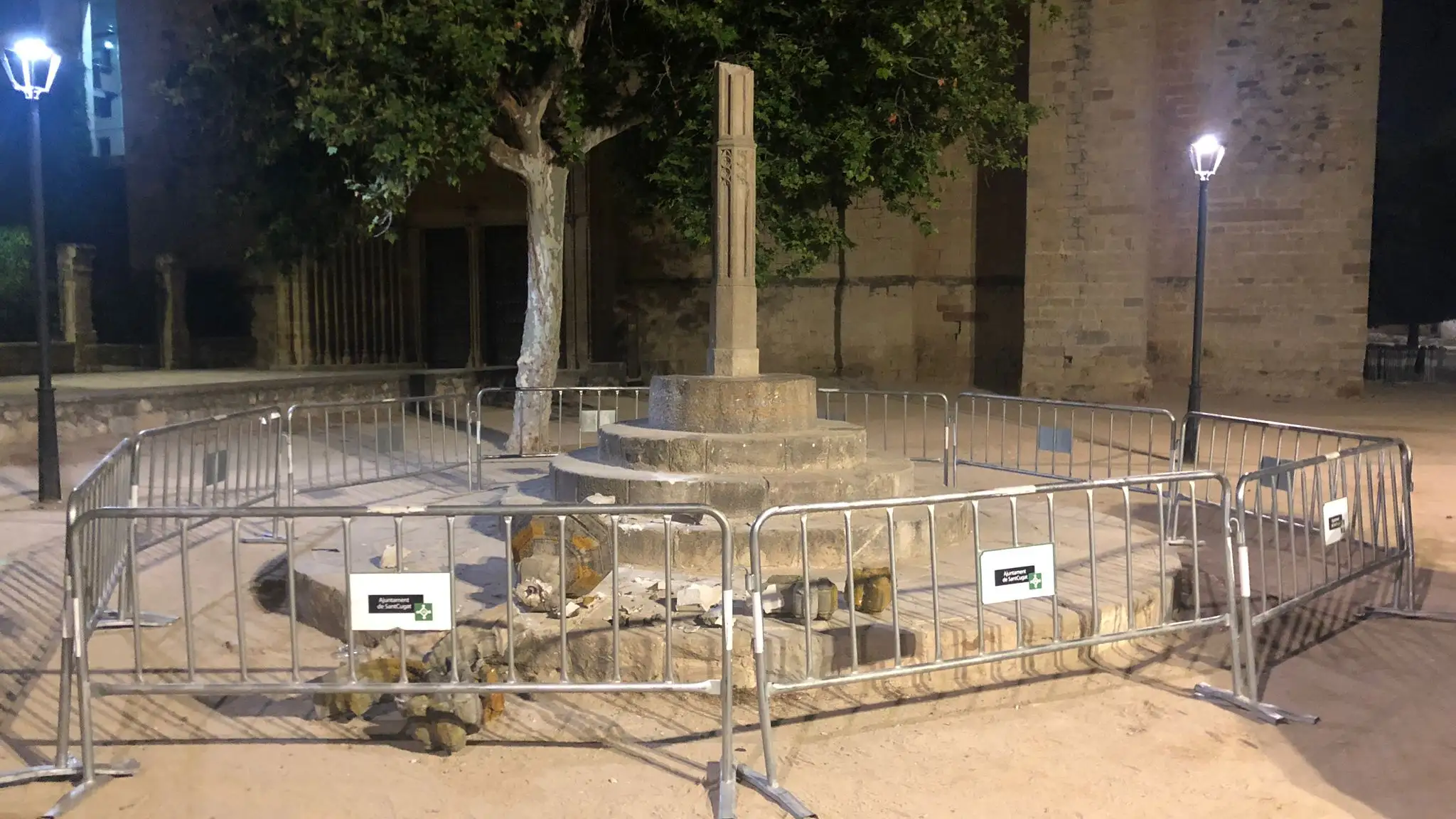 Detienen a un hombre por destrozar el histórico crucero de Sant Cugat al subirse en él ebrio Detienen a un hombre por destrozar el histórico crucero de Sant Cugat al subirse en él ebrio