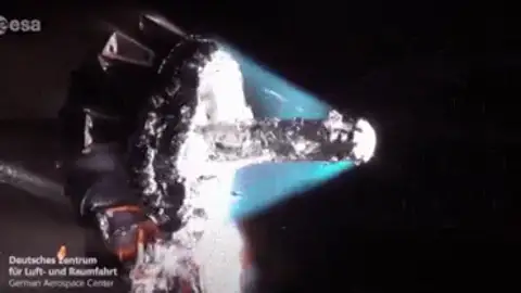 Una simulación muestra cómo se desintegra un satélite al entrar en la atmósfera terrestre Una simulación muestra cómo se desintegra un satélite al entrar en la atmósfera terrestre