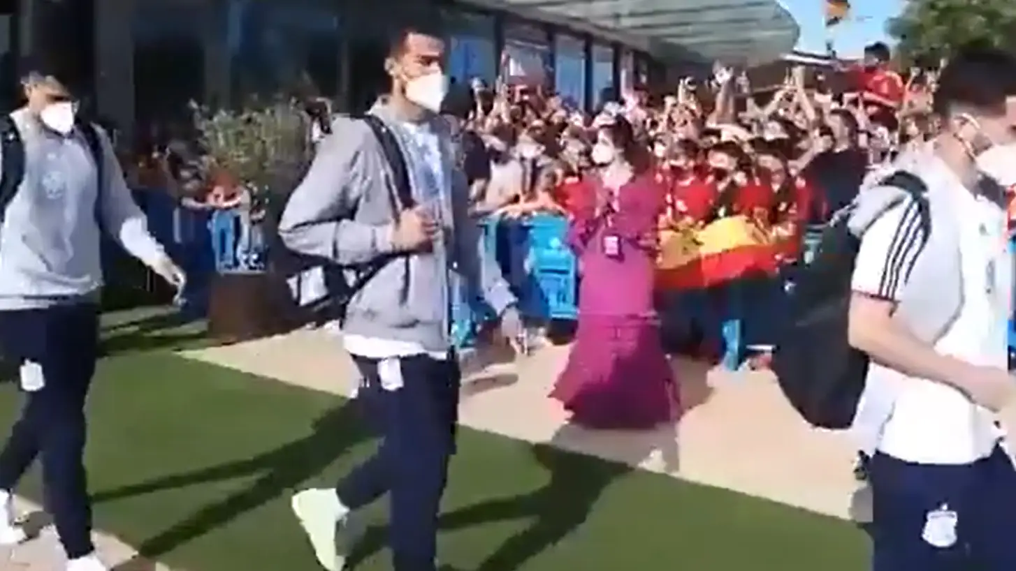 Las polémicas imágenes de los jugadores de España que indignan los aficionados en Sevilla Las polémicas imágenes de los jugadores de España que indignan los aficionados en Sevilla