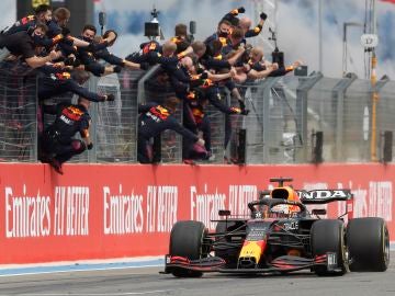 Max Vertsappen celebra la victoria en el GP de Francia de la temporada pasada