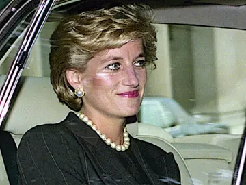 La estatua en homenaje a Lady Di une a los príncipes Guillermo y Enrique en el 60 cumpleaños de la princesa La estatua en homenaje a Lady Di une a los príncipes Guillermo y Enrique en el 60 cumpleaños de la princesa