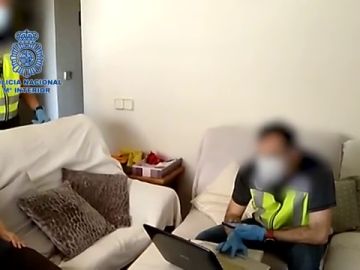 Detienen a un pederasta que hackeó cámaras domésticas y vendió los vídeos de más de 1.000 niños desnudos